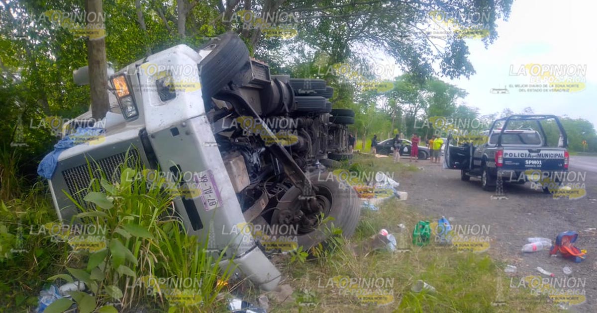 Vuelca tráiler cargado de Zanahoria en Tancoco