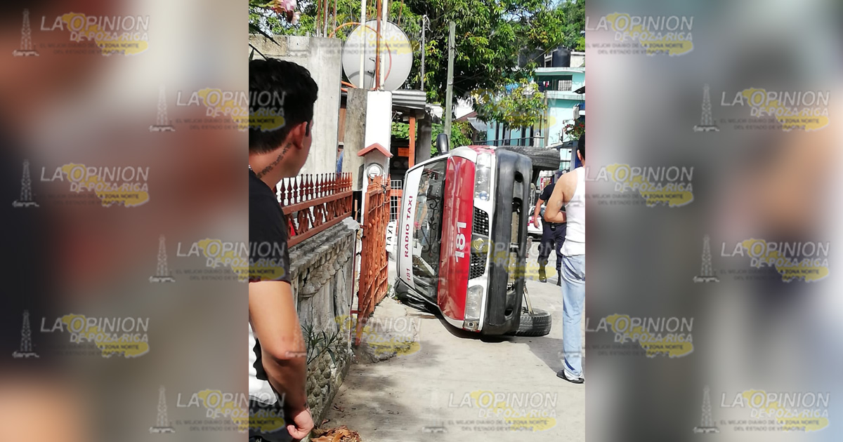 Vuelca taxi en Chicontepec