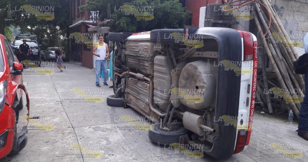 Vuelca taxi en Chicontepec