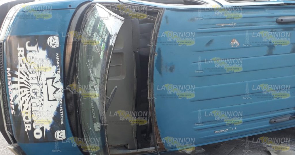 Vuelca camioneta en accidente