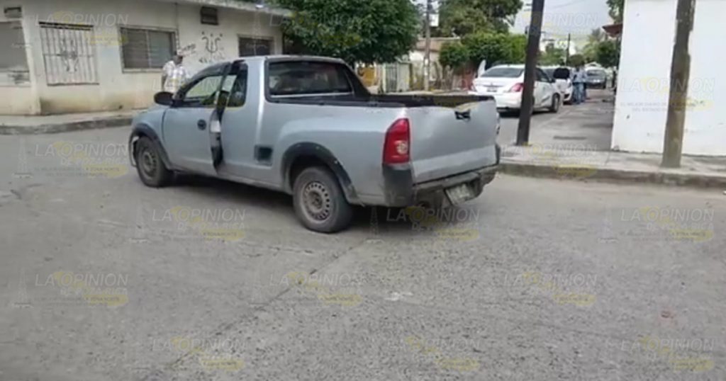 Choca camioneta y auto en colonia Vegas