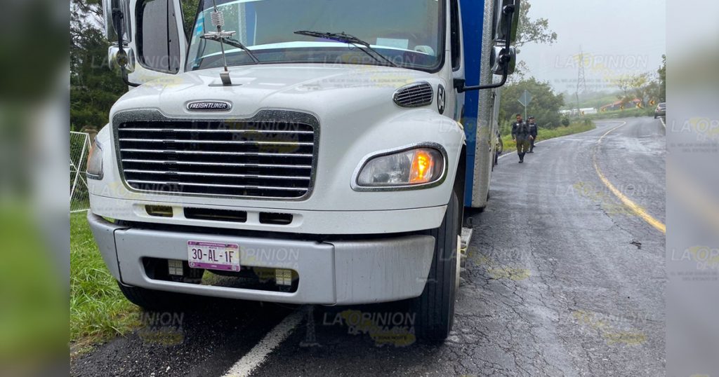 Policías recuperan camión en medio de una balacera