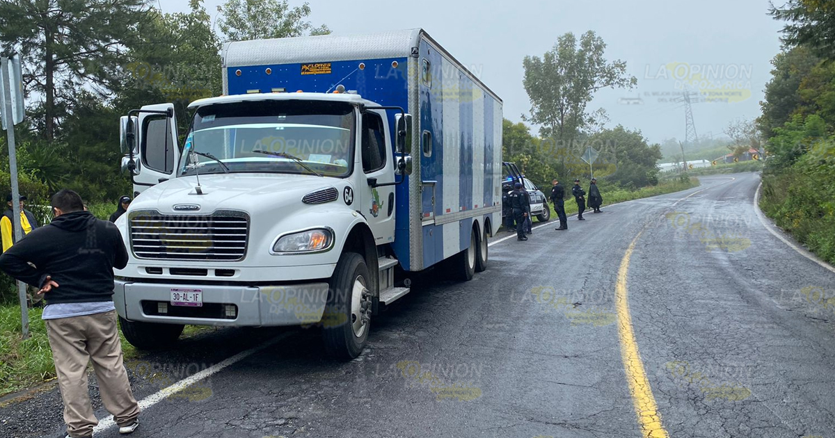 Policías recuperan camión en medio de una balacera