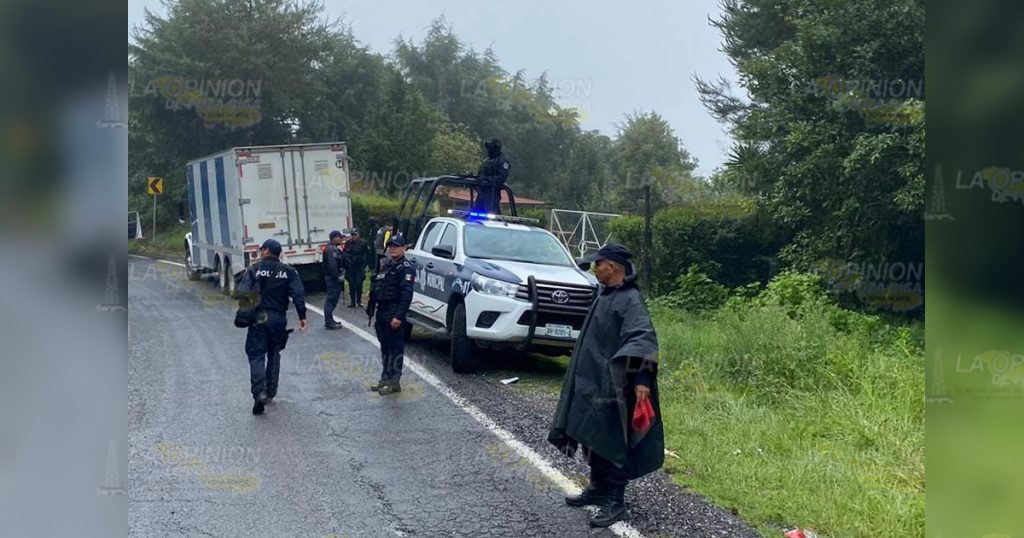 Policías recuperan camión en medio de una balacera