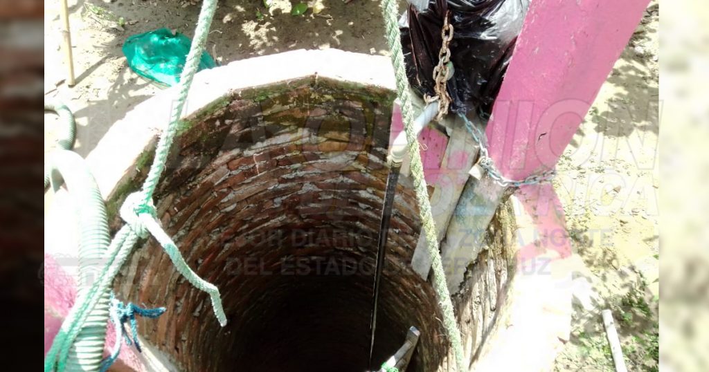 Empleado de purificadora cae a un pozo artesiano y casi se mata, en Cazones