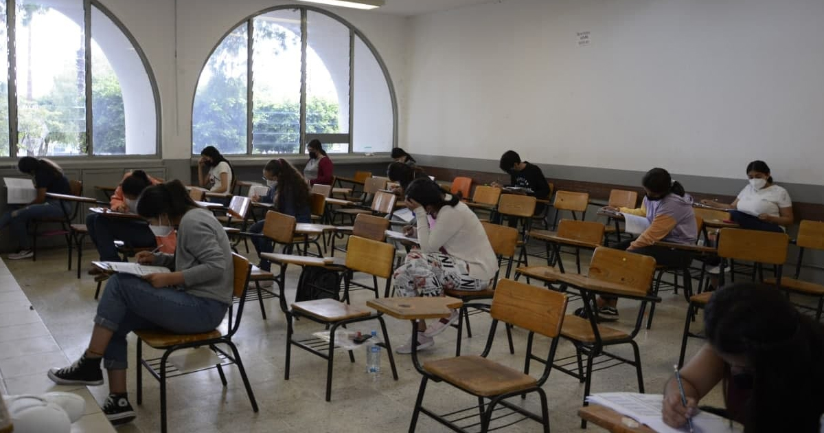 Descubren a alumna usando lentes con cámara en examen de admisión a universidad