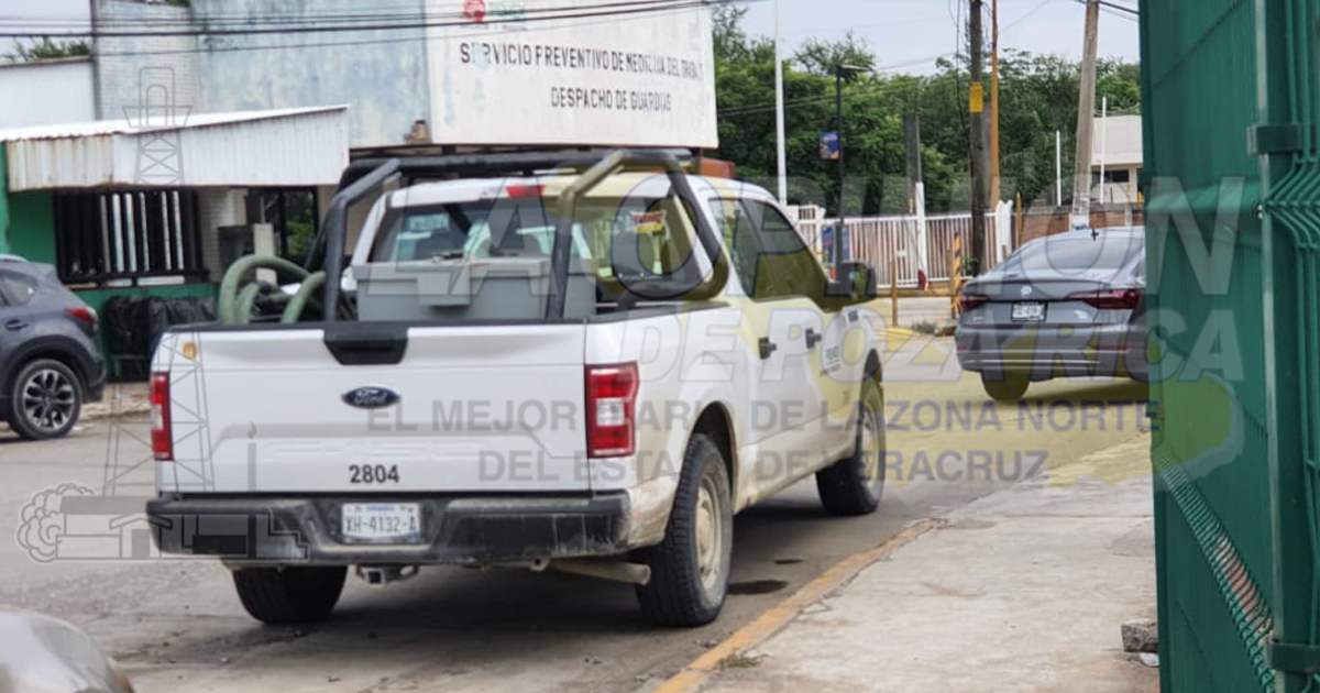 Chocan taxi y petrolero, frente a Casa de Cultura