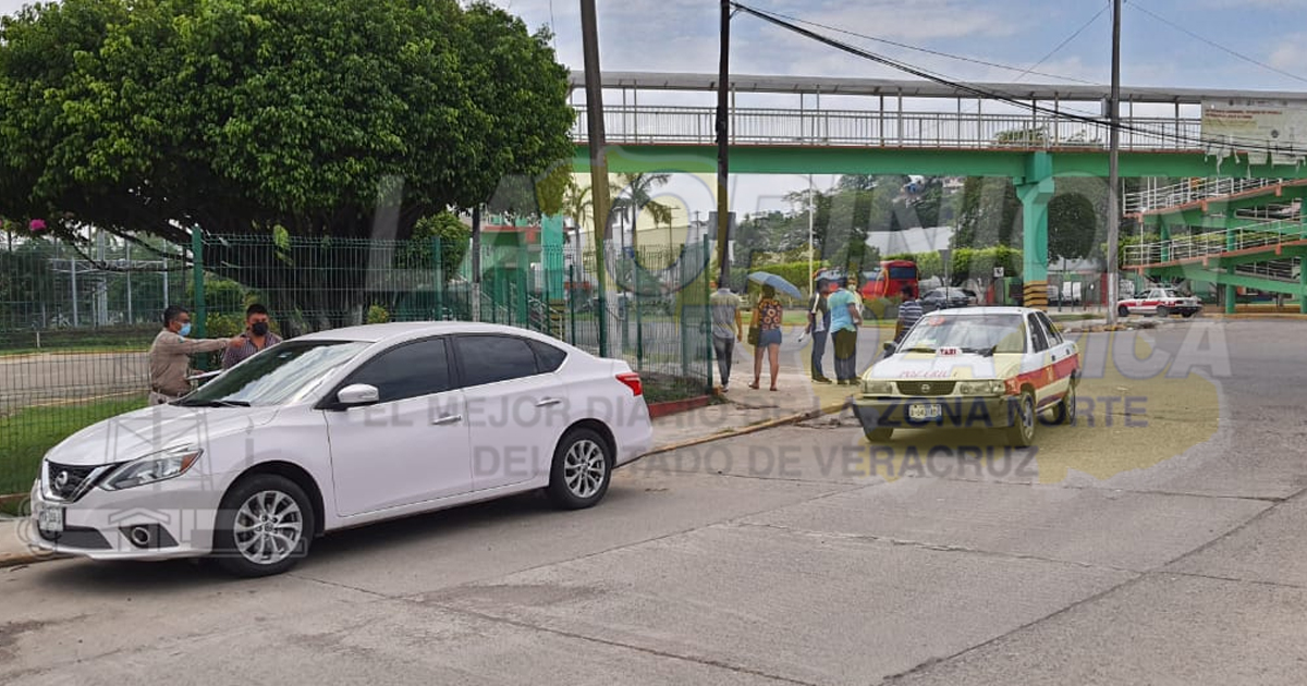 Chocan taxi y petrolero, frente a Casa de Cultura