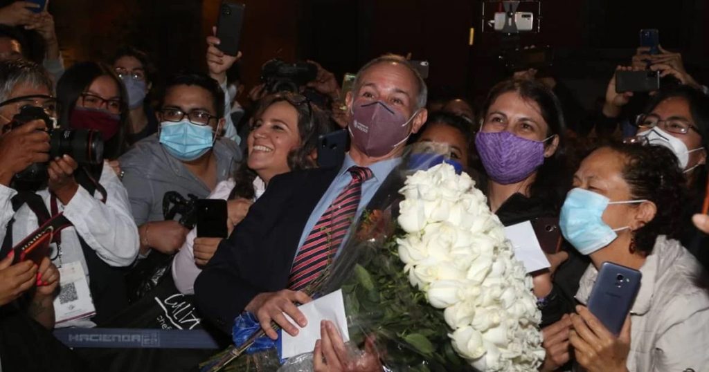 Con mariachis y pastel, despiden a López-Gatell de última conferencia