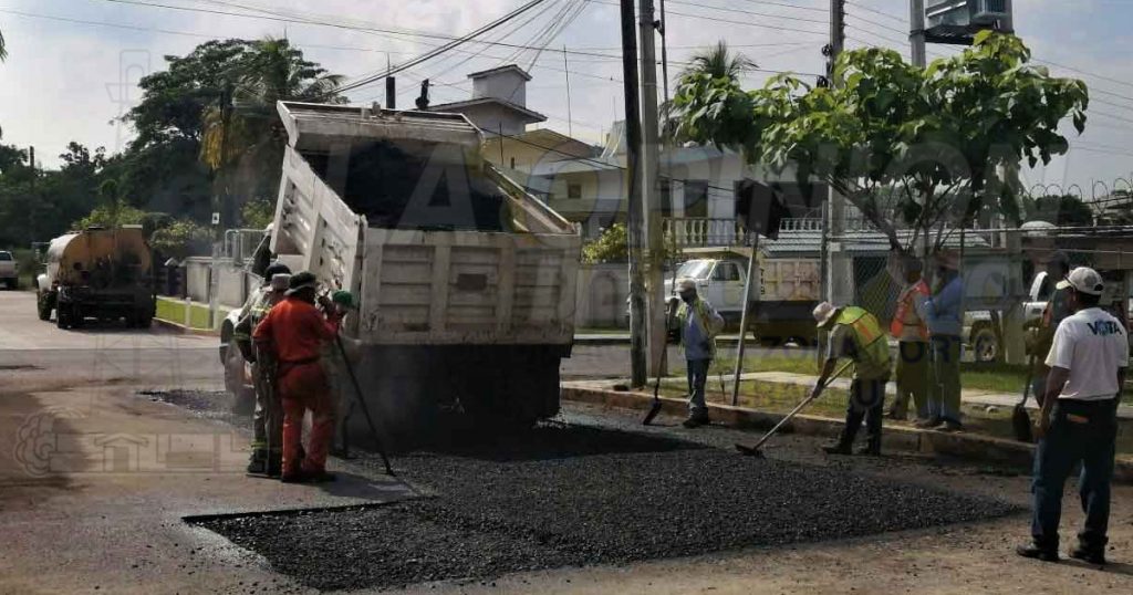 Rehabilitan tramos de calles en Naranjos con material asfáltico