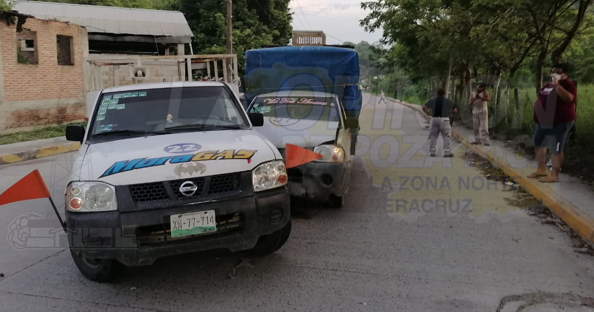 Intenta dar vuelta en "U" y provoca accidente