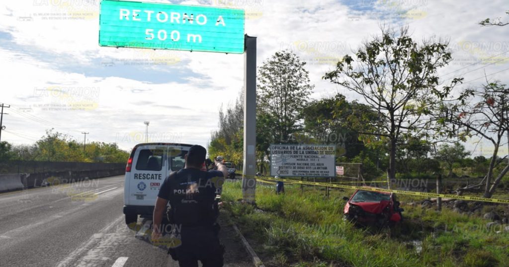 Muere prensado joven de Tlaxcala tras impactarse contra poste sobre la Xalapa - Cardel