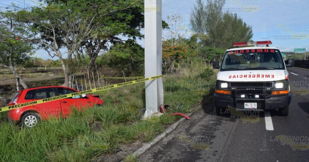 Muere prensado joven de Tlaxcala tras impactarse contra poste sobre la Xalapa - Cardel