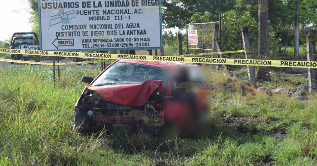Muere prensado joven de Tlaxcala tras impactarse contra poste sobre la Xalapa - Cardel