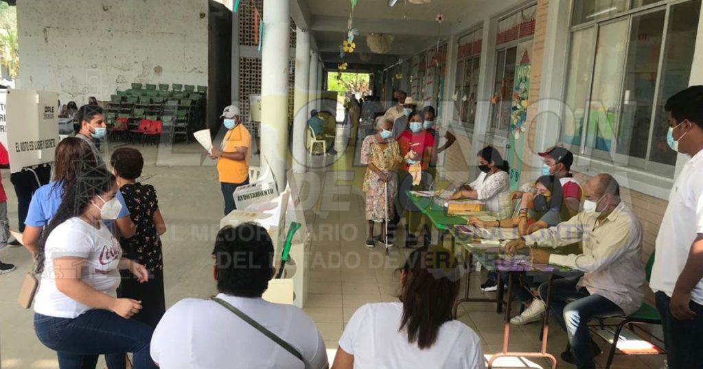 Alta afluencia de votantes en Castillo de Teayo