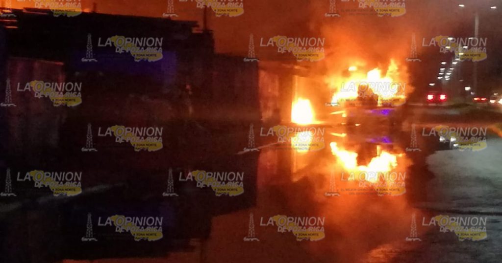 Arde chatarrera y un tráiler