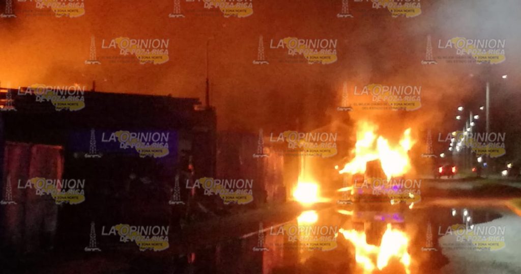 Arde chatarrera y un tráiler