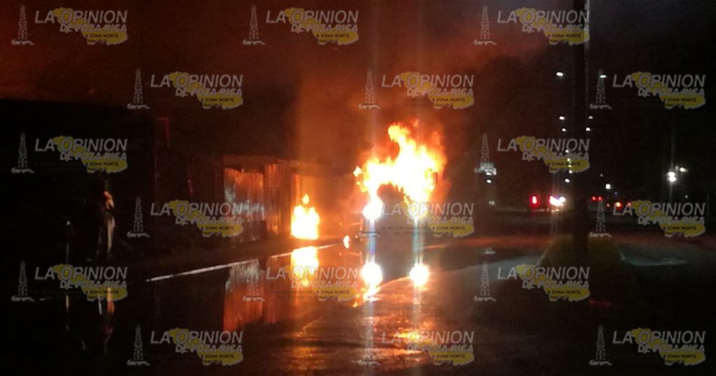Arde chatarrera y un tráiler