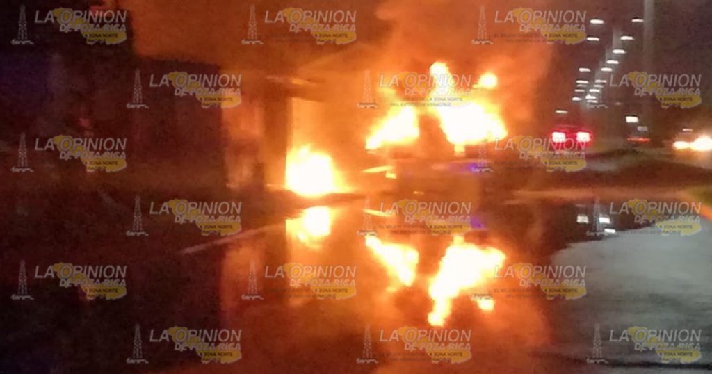 Arde chatarrera y un tráiler