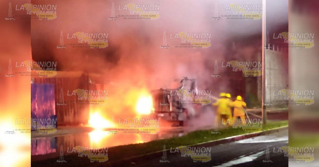 Arde chatarrera y un tráiler