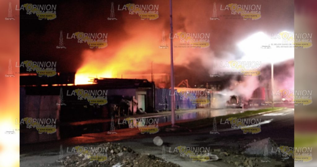 Arde chatarrera y un tráiler