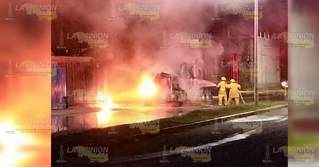 Arde chatarrera y un tráiler