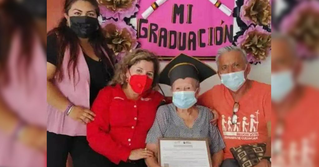 Abuelita se gradúa de secundaria a los 89 años en Sinaloa