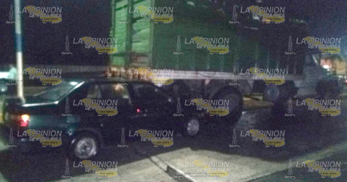 Automóvil se impacta contra camión