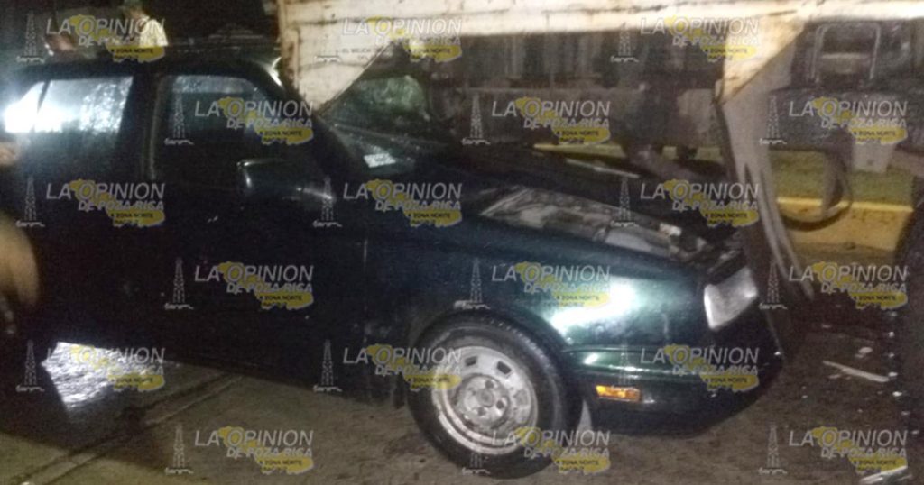 Automóvil se impacta contra camión