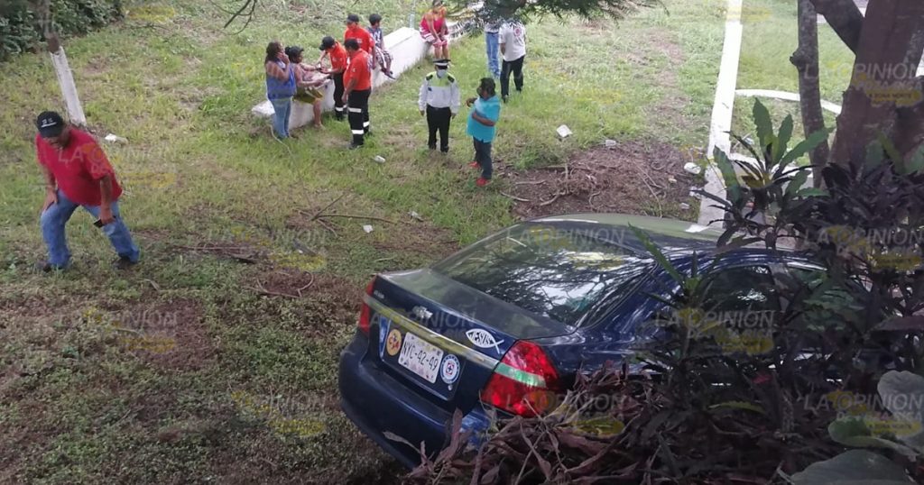 Automóvil se sale del camino