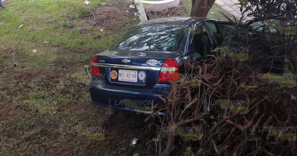 Automóvil se sale del camino