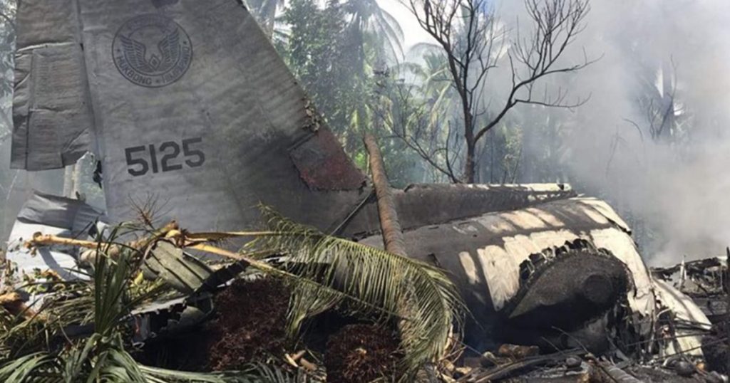 Avión militar se estrella en Filipinas: 45 muertos