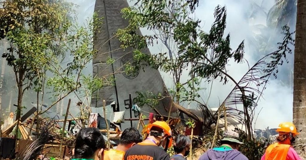 Avión militar se estrella en Filipinas: 45 muertos
