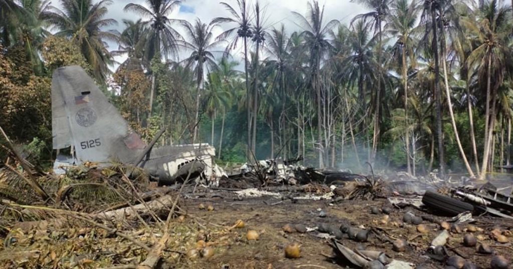Avión militar se estrella en Filipinas: 45 muertos