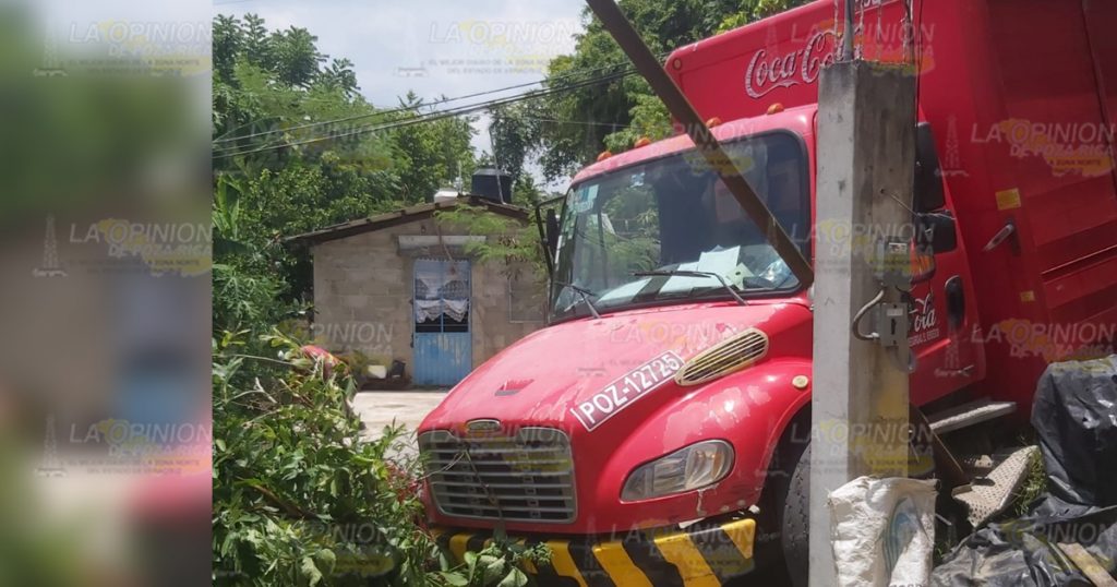 Camión de Coca Cola se estampa en vivienda en la colonia Ángeles de Coatzintla