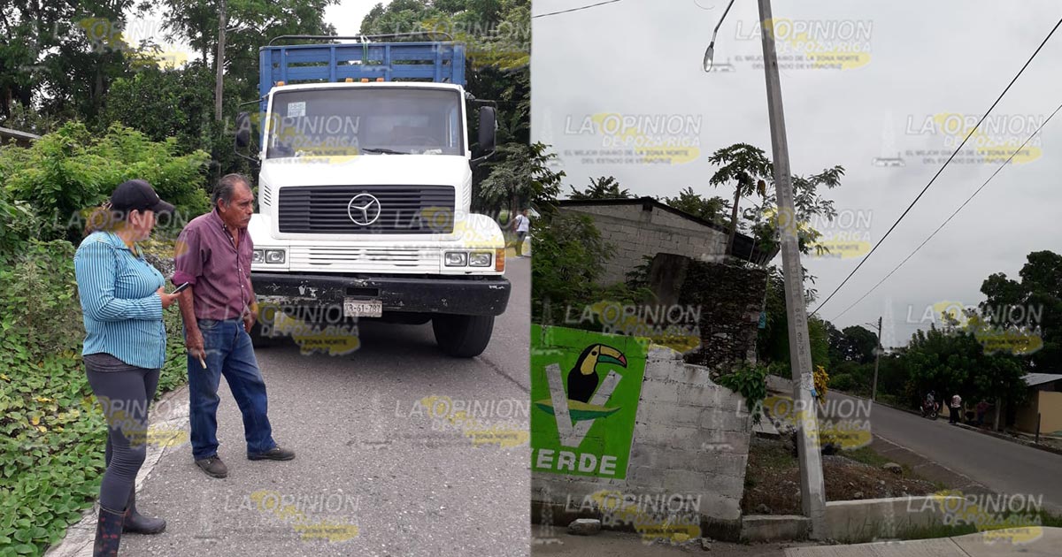 Camión derriba poste