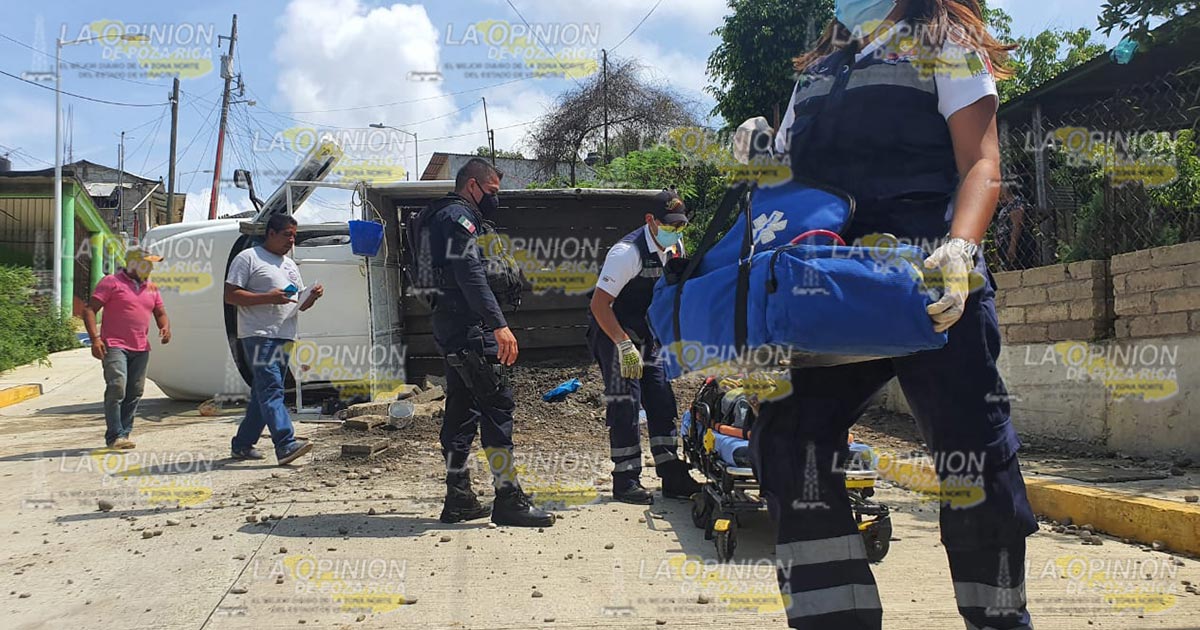 Camioneta vuelca en Poza Rica