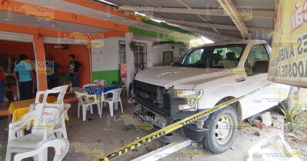 Camioneta causa daños en negocio de tacos