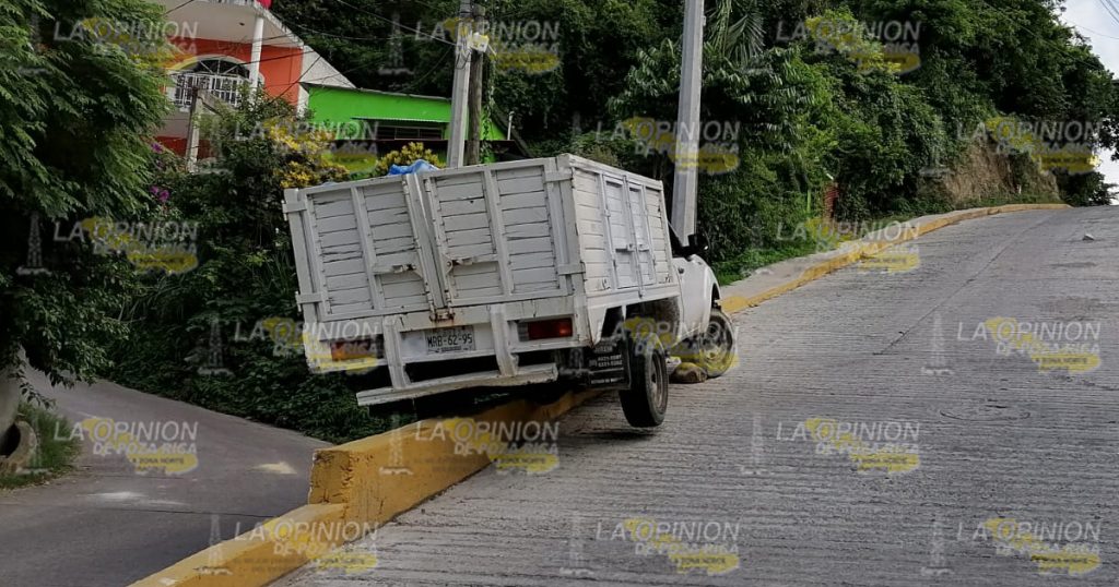 (+ Video) Camioneta se viene de reversa