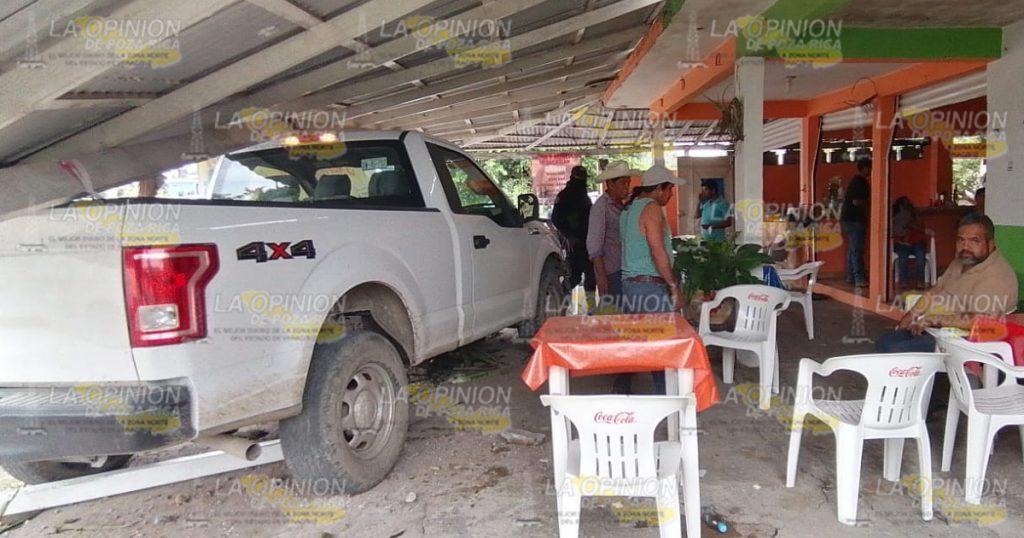 Camioneta causa daños en negocio de tacos