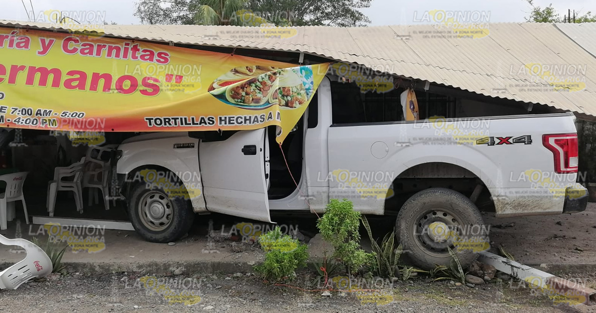 Camioneta causa daños en negocio de tacos