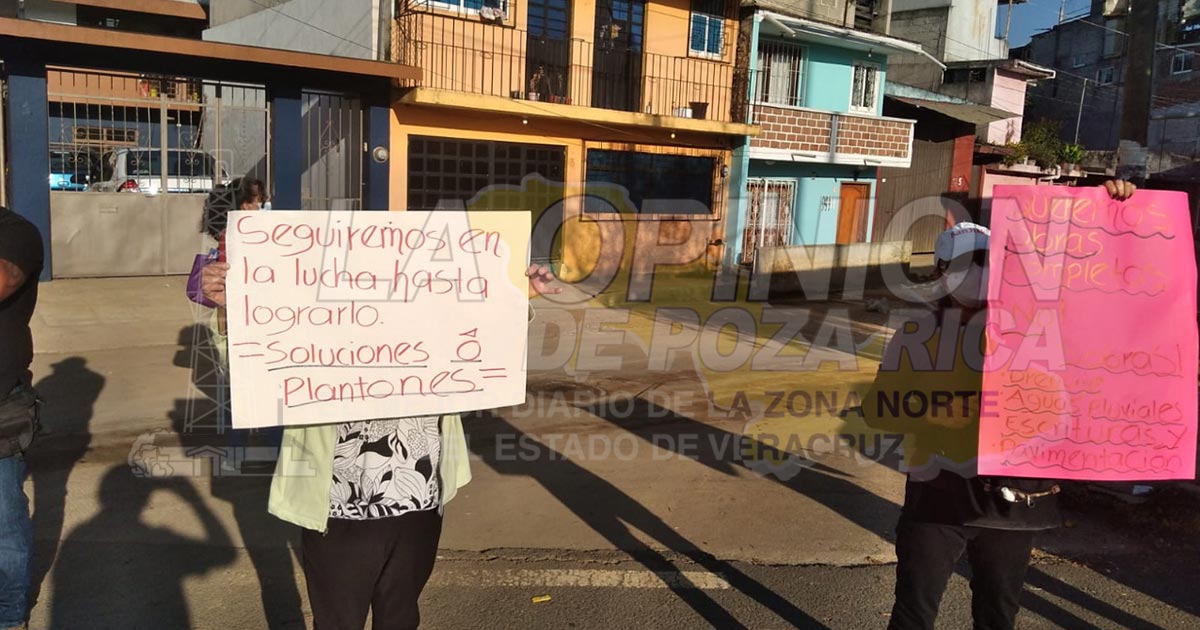 Con “mini-bloqueo”, colonos xalapeños reclaman obras