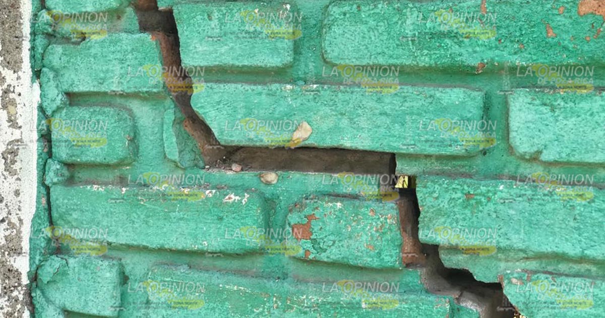 Daño en barda de Pemex un riesgo para peatones