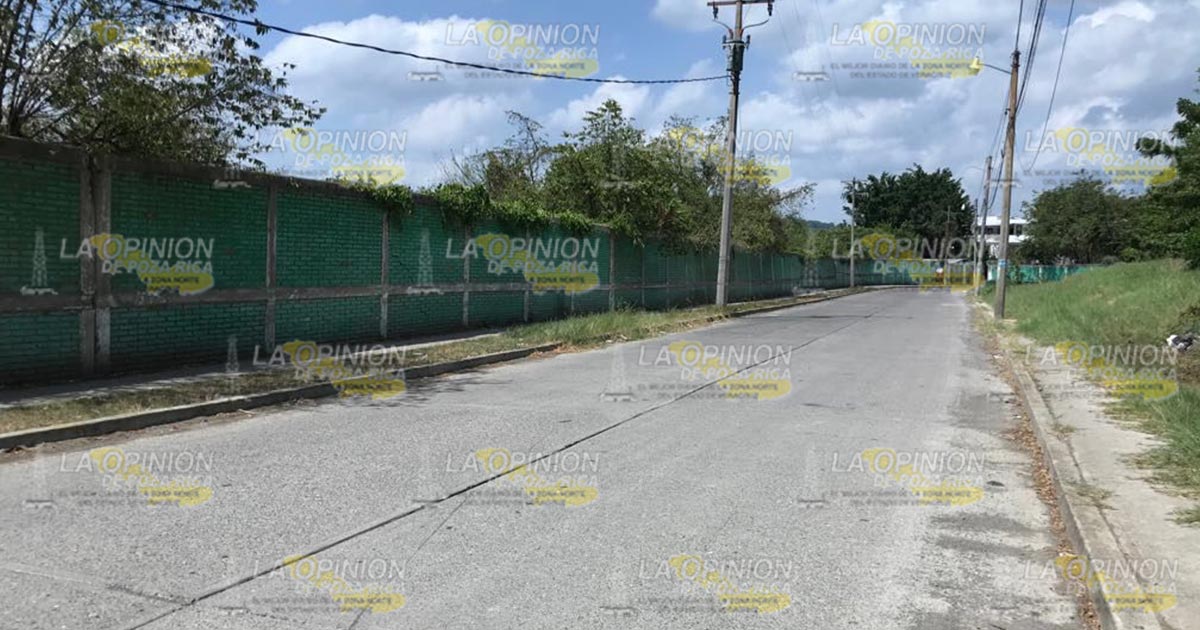 Daño en barda de Pemex un riesgo para peatones