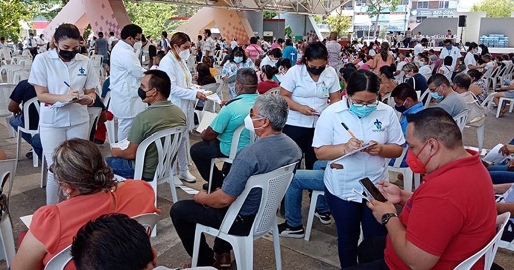 Destacado apoyo de estudiantes de la UV en vacunación Covid-19