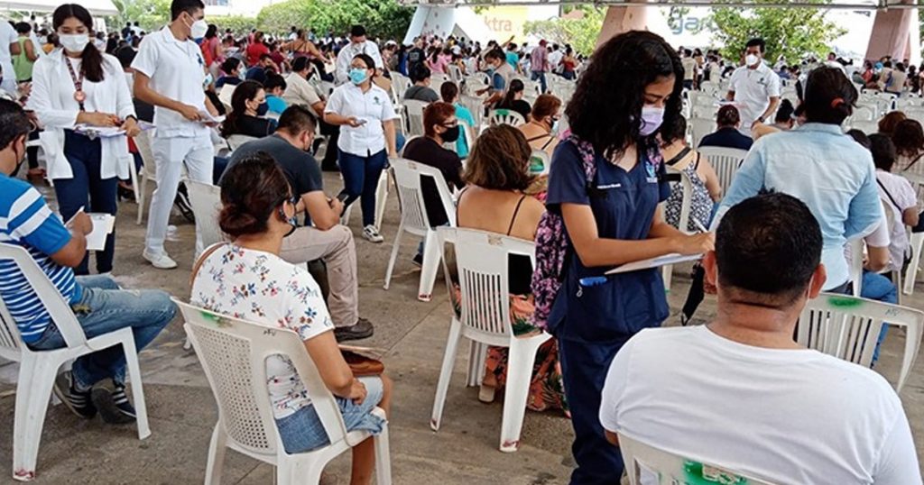 Destacado apoyo de estudiantes de la UV en vacunación Covid-19