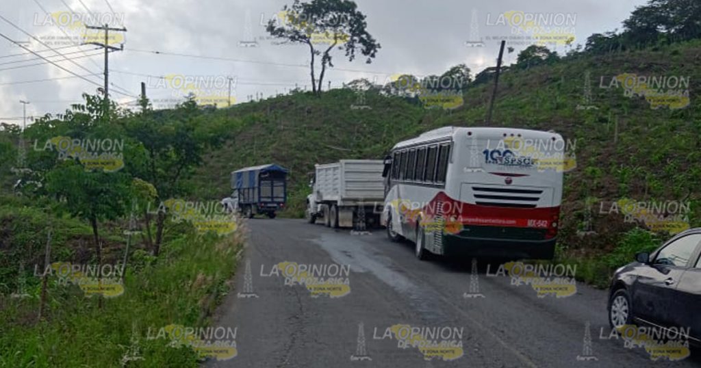 Por liberar un bache chocó contra una camioneta