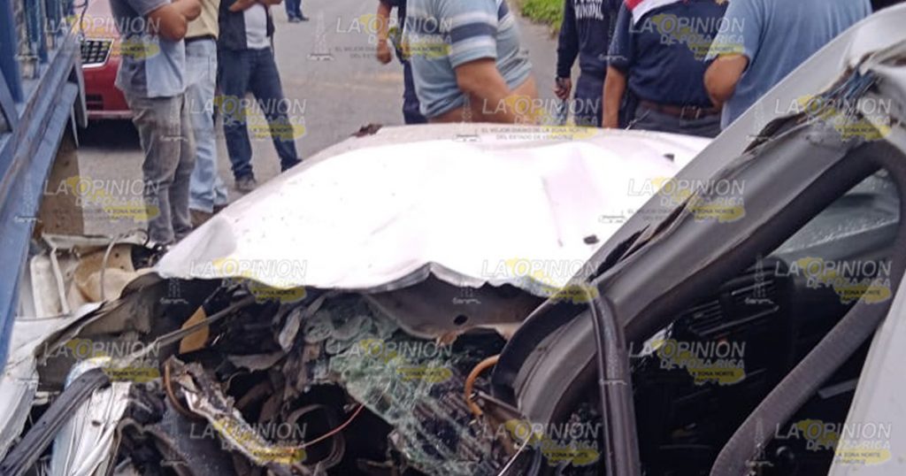 Por liberar un bache chocó contra una camioneta