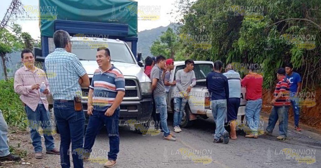 Por liberar un bache chocó contra una camioneta