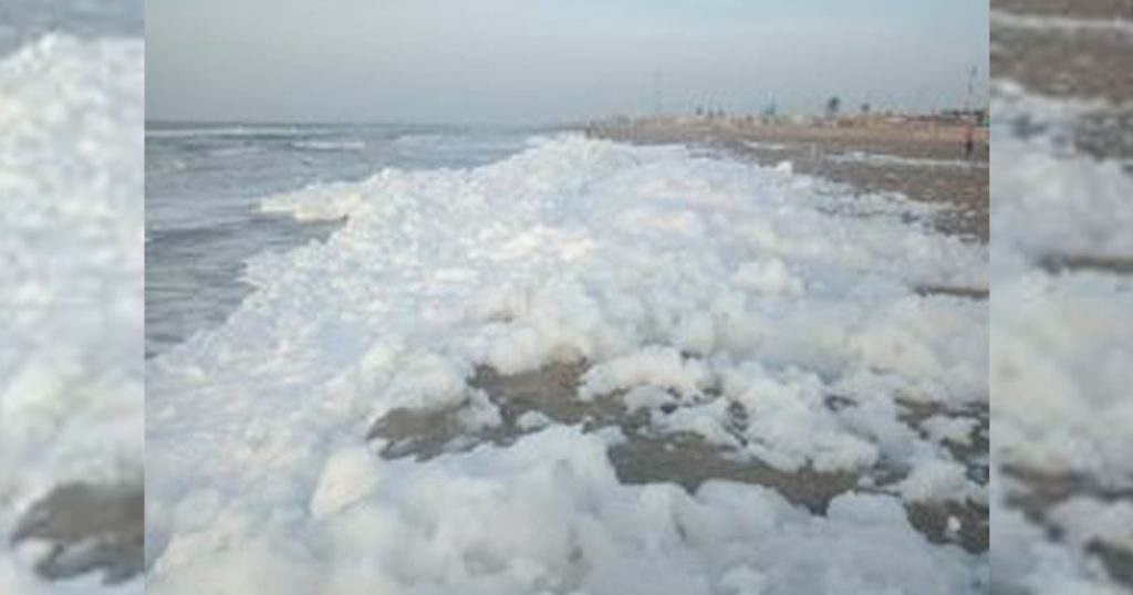 Sorprende aparición de espuma en Coatzacoalcos